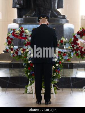 Le major général Omar J. Jones, commandant du quartier général de la Force interarmées - région du Capitole national et district militaire de l'armée américaine de Washington, respecte le Thomas Jefferson Memorial, Washington D.C., le 13 avril 2021. Une cérémonie de la couronne des honneurs des forces armées a eu lieu pour commémorer le 278e anniversaire du président des États-Unis Thomas Jefferson. Banque D'Images