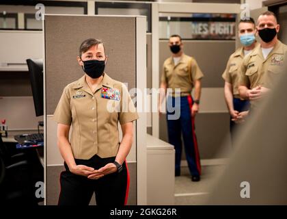 Brig. Du corps des Marines des États-Unis Le général Julie L. Nethercot, commandant général du corps des Marines Recruit Depot Parris Island, région de recrutement de l'est (ERR), parle aux Marines du 4e District du corps des Marines (4MCD) lors de sa visite au quartier général du 4MCD, New Cumberland, Pennsylvanie, le 13 avril 2021. L'ERR est responsable du recrutement de toutes les Marines à l'est du Mississippi. Banque D'Images