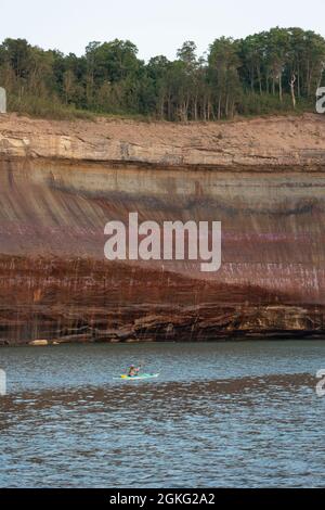 Kayakiste sous les falaises de Pictured Rocks National Lakeshore Banque D'Images