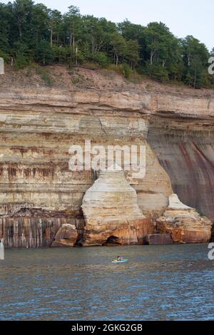 Kayakiste sous les falaises de Pictured Rocks National Lakeshore Banque D'Images