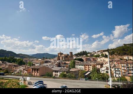 Vue sur la ville d'Estella-Lizarra avec l'église San Miguel, Estella, Navarre, Espagne, Europe. Banque D'Images