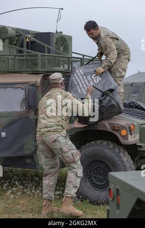 Les parachutistes de l'armée américaine affectés au siège social de la société Headquarters chargent une tente sur un véhicule lors d'un exercice de poste de commandement (CPX) sur Caserma Del DIN en préparation à l'exercice Swift Response / Defender Europe 21 du 13 avril 2021. Le CPX a donné aux parachutistes l'occasion d'affiner davantage leurs tactiques, techniques et procédures afin qu'ils restent agiles, létaux et prêts au combat pour toute opération future. La 173e Brigade aéroportée est la Force de réaction en cas d'urgence de l'armée américaine en Europe, fournissant des forces rapidement déployables aux zones de forces de l'Europe unie, de l'Afrique et du Commandement central Banque D'Images