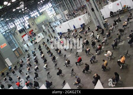 Les gens attendent dans la zone d'observation après avoir reçu leur vaccination COVID-19 au Centre de congrès Jacob K. Javits à New York le 13 avril 2021. Le centre des congrès sert de site de vaccination de masse avec plus de 600 membres de la Garde nationale qui participent à l'administration, à la logistique et aux opérations de vaccination en appui au département de la santé de l'État de New York. Banque D'Images