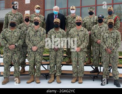 210413-N-EL867-0158 NEWPORT, R.I. (13 avril 2021) ADM. Arrière Pete Garvin, commandant du Commandement de l'éducation et de l'instruction navales pose pour une photo avec les dirigeants du domaine de la NETC devant l'École du corps d'approvisionnement naval à bord de la Station navale (NAVSTA) Newport avril 13. À bord de NAVSTA Newport, Garvin a également visité le Centre de soutien aux services, l'École et le Centre de l'aumônerie navale, le Commandement des écoles de guerre de surface et l'Académie principale inscrite. Banque D'Images