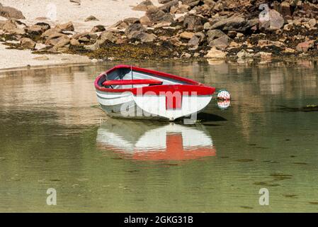 Un bateau en bois rouge et blanc dans Kitchen Porth, Bryher, Isles of Scilly Banque D'Images