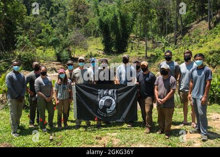 Les membres d'une équipe de rétablissement de l'agence de comptabilité de la Défense POW/MIA (DPAA) posent pour une photo de groupe après avoir terminé une mission de rétablissement de la DPAA dans la province de Quang Nam, au Vietnam, le 13 avril 2021. La mission de la DPAA est de réaliser la comptabilité la plus complète possible pour le personnel des États-Unis manquant et non comptabilisé auprès de leur famille et de notre nation. Banque D'Images