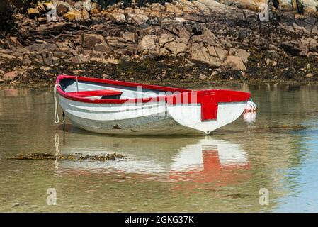 Un bateau en bois rouge et blanc dans Kitchen Porth, Bryher, Isles of Scilly Banque D'Images