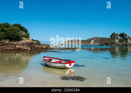 Un bateau en bois rouge et blanc dans Kitchen Porth, Bryher, Isles of Scilly Banque D'Images