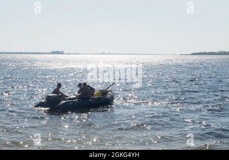 PANAMA CITY (Floride), le 14 avril 2021 – les marins affectés à l'unité mobile d'élimination des explosifs d'artillerie (EOD) 2 Expiditionary Mine contre-mesures (ExMCM) Company 2-2 se préparent à lancer une bouée pendant un véhicule sous-marin sans pilote Banque D'Images