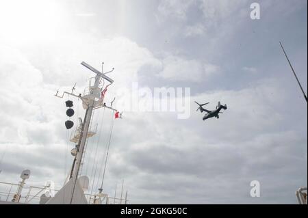 210414-N-LW757-1193 OCÉAN PACIFIQUE (AVRIL 14, 2021) un Osprey MV-22B affecté à l'escadron 21 d'essais et d'évaluation aériens (HX) de la Station aérienne navale (NAS) Patuxent River, Maryland, survole le navire-hôpital du Commandement militaire du Sealift USNS Mercy (T-AH 19) le 14 avril. Mercy est en cours au large de la côte sud de la Californie, où les essais d’interface dynamique seront effectués, où les installations aériennes du navire seront évaluées pour vérifier leur compatibilité avec les V-22 Osprey et MH-60 Seahawk, et établiront des fenêtres de lancement et de récupération dans des conditions météorologiques défavorables. Mercy est récemment retourné à son homeport à San Diego d'un régulier plus Banque D'Images