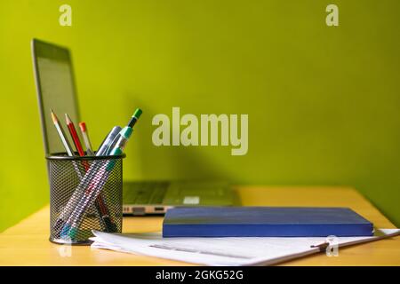 Table de bureau avec ordinateur portable et blank notepad Banque D'Images