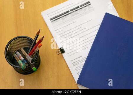 Table de bureau avec bloc-notes et papiers Banque D'Images