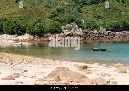 Deux petits bateaux dans Kitchen Porth, Bryher, Isles of Scilly Banque D'Images