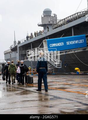 YOKOSUKA, Japon (14 avril 2021) - Un marin affecté au navire amiral de ...