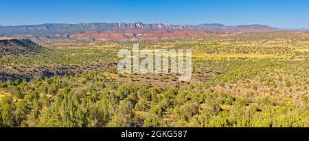 Vue panoramique sur le bassin versant de la rivière Upper Verde dans la forêt nationale de Prescott, en Arizona, près de Perkinsville. Les roches rouges en arrière-plan sont TH Banque D'Images