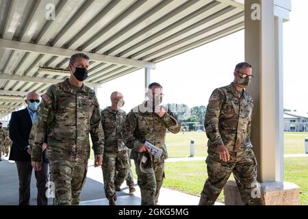 Le général Daniel R. Hokanson, chef du Bureau de la Garde nationale, visite le campus de l'Institut régional de formation au Centre conjoint de formation Camp Blanding. Au cours de la visite, il a également rencontré des hauts dirigeants de la Garde nationale de Floride pour discuter de la structure de la force et des exigences en matière de formation. Banque D'Images