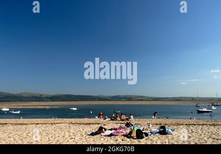 Journée ensoleillée sur la plage d'Aberdyfi Banque D'Images