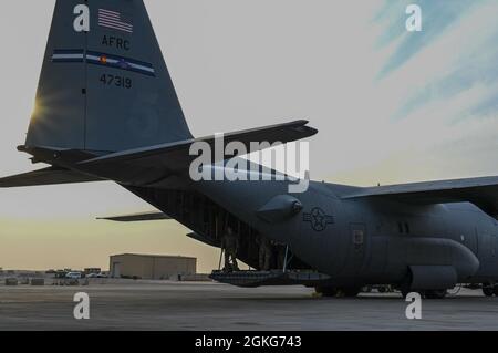 Un Hercules C-130H de la Force aérienne des États-Unis, affecté à la 386e Escadre expéditionnaire aérienne au Koweït, se trouve sur la ligne de vol de la base aérienne Al Udeid, au Qatar, le 14 avril 2021. La 386e AEW a mené une mission de chute d’air à l’appui des priorités du Commandement central de la Force aérienne en matière de composante aérienne à spectre complet afin d’assurer la sécurité et la stabilité dans la région. Banque D'Images