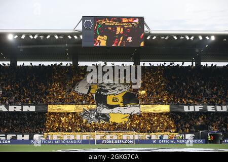 Berne, Suisse, 14 septembre 2021. Chorégraphie de jeunes fans lors du match de la Ligue des champions de l'UEFA à Stadion Wankdorf, Berne. Le crédit photo devrait se lire: Jonathan Moscrop / Sportimage Banque D'Images