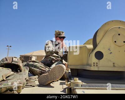 Groupe de travail Division Spartan tactique - Jordan Soldier US Army SPC. Kaitlyn Jackson, de Kyle, Texas, travaille au déploiement manuel du système de terminaux transportables par satellite pour un exercice de validation visant à déplacer un centre d'opérations tactiques, le 14 avril 2021. Les soldats ont travaillé ensemble pour sécuriser la zone et ont placé plus d'un mille de fil de concertina. Jackson, avec une petite équipe de soldats signal, a assuré que le réseau informatique était immédiatement opérationnel et capable de fournir le même niveau critique de conscience de la situation à commander. Cet exercice de validation a fourni une formation pratique en temps réel et Banque D'Images