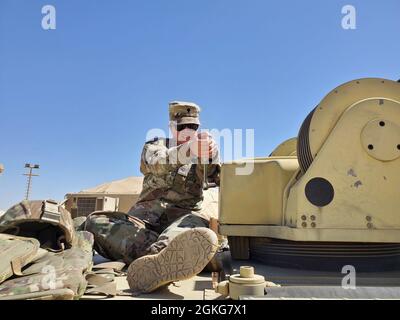 Groupe de travail Division Spartan tactique - Jordan Soldier US Army SPC. Kaitlyn Jackson, de Kyle, Texas, travaille au déploiement manuel du système de terminaux transportables par satellite pour un exercice de validation visant à déplacer un centre d'opérations tactiques, le 14 avril 2021. Les soldats ont travaillé ensemble pour sécuriser la zone et ont placé plus d'un mille de fil de concertina. Jackson, avec une petite équipe de soldats signal, a assuré que le réseau informatique était immédiatement opérationnel et capable de fournir le même niveau critique de conscience de la situation à commander. Cet exercice de validation a fourni une formation pratique en temps réel et Banque D'Images