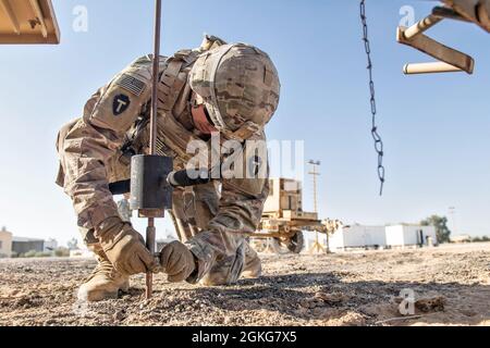 Sergent de l'armée américaine Kevin Jaimes, d’Austin, Texas, un soldat de la Task Force Spartan Division Tactical- Jordan, livre la tige de mise à la terre d’un générateur dans le sol lors d’un exercice de validation pour déplacer le centre d’opérations tactiques, connu sous le nom de “Jumping the TAC”, 14 avril 2021. C'était la première fois que des soldats de la 36e Division d'infanterie exécutait ce type de manœuvre lorsqu'ils étaient déployés. Les soldats ont placé plus d'un mile de fil de concertina pour compléter la sécurité physique du site et un petit groupe de soldats de signal ont assuré que le réseau informatique était immédiatement opérationnel et capable de fournir le Banque D'Images