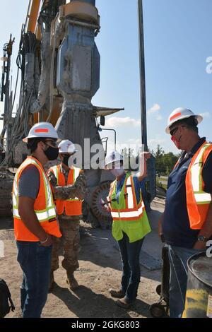 Le commandant du district de Jacksonville, le Colonel Andrew Kelly, du U.S. Army corps of Engineers, s'entretient avec les médias à Lake Okeechobee lors d'une journée médiatique le 14 avril 2021. Kelly et une équipe d'experts en la matière ont expliqué aux médias locaux la construction, les rejets d'eau récents et les niveaux actuels des lacs. Banque D'Images
