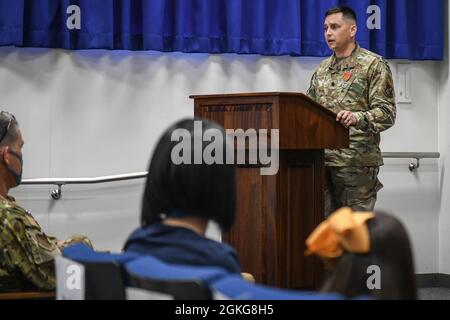 Le lieutenant-colonel Jonathan Murray, commandant du 374e Escadron des forces de sécurité, prononce un discours lors de sa cérémonie de remise de médailles au centre de perfectionnement professionnel de Yokota, le 14 avril 2021. Le 15 mars 2007, le secrétaire de la Force aérienne a approuvé la création de la Médaille d'action au combat de la Force aérienne afin de reconnaître tout membre militaire de la Force aérienne (homme d'aviation de base à colonel) qui a participé activement à des combats aériens ou terrestres. Le lieutenant-colonel Jonathon Murray faisait partie d'une équipe qui s'est battue en 2005 à l'extérieur de la ville irakienne de Tikrit tout en exécutant des convois pour l'armée. Banque D'Images