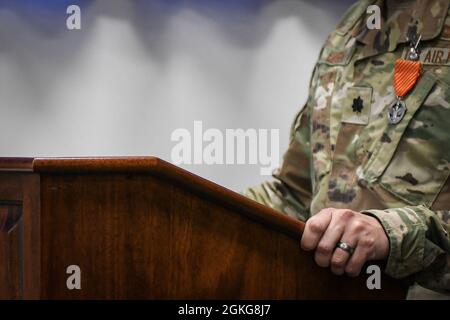 Le lieutenant-colonel Jonathon Murray, commandant du 374e Escadron des forces de sécurité, monte sur le podium lors de sa cérémonie de remise des médailles au centre de perfectionnement professionnel de Yokota, le 14 avril 2021. Le 15 mars 2007, le secrétaire de la Force aérienne a approuvé la création de la Médaille d'action au combat de la Force aérienne afin de reconnaître tout membre militaire de la Force aérienne (homme d'aviation de base à colonel) qui a participé activement à des combats aériens ou terrestres. Le lieutenant-colonel Jonathon Murray faisait partie d'une équipe qui s'est battue en 2005 à l'extérieur de la ville irakienne de Tikrit tout en exécutant des convois pour Th Banque D'Images