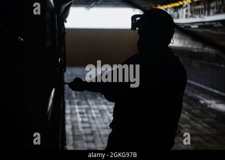 OCÉAN PACIFIQUE (14 avril 2021) le compagnon de Boatswain de 2e classe Daven Arce, d’Ewa Beach, Hawaii, sécurise la cargaison dans le pont de puits du navire d’assaut amphibie USS Essex (LHD 2), avril 14. Essex mène actuellement des opérations de routine dans la troisième flotte des États-Unis. Banque D'Images