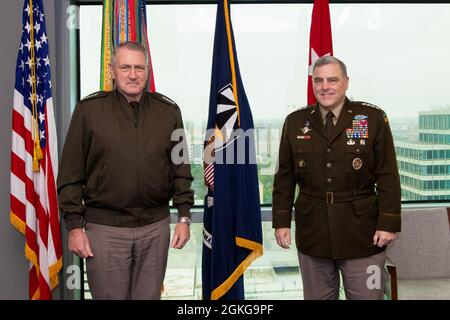 Le général Mike Murray, commandant général du Commandement de l'Armée de terre, visite le 15 avril 2021 à Austin, au Texas, le général Mark A. Milley, 20e président des chefs d'état-major interarmées. Banque D'Images