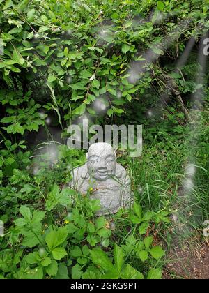 Petit Bouddha dans le jardin Banque D'Images