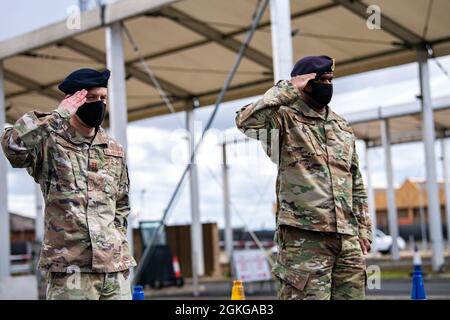 Les aviateurs du 423e Escadron des forces de sécurité saluent avant d'accueillir un visiteur distingué à la RAF Alconbury, en Angleterre, le 15 avril 2021. Lors de sa visite à la 501e Escadre de soutien au combat, les défenseurs de la 423e SFS ont donné à Harrigian une visite de la nouvelle porte d’entrée de la RAF Alconbury, qui comprenait une explication de ses caractéristiques de sécurité. Banque D'Images