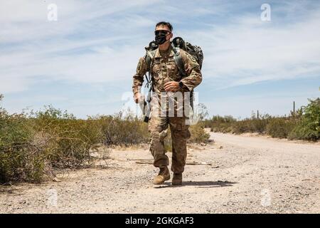 Soldat de réserve de l'armée américaine SPC. Luis Rodriguez, de la 820e compagnie de signal (TIN), s'est ouvert à la ligne d'arrivée de l'événement de marche de ruck lors d'un événement pour la compétition du meilleur guerrier de la Réserve de l'Armée de terre 2021 le 14 avril 2021, à Mesa, Ariz. la 335e SC(T) BWC est un événement physiquement et mentalement stimulant qui réunit des officiers non commissionnés (NCO) et des soldats de tout le Commandement afin de concourir pour le titre de meilleur guerrier. Le NCO et le soldat de haut rang seront à la compétition du Commandement de la Réserve de l'Armée de terre des États-Unis plus tard cette année. Banque D'Images