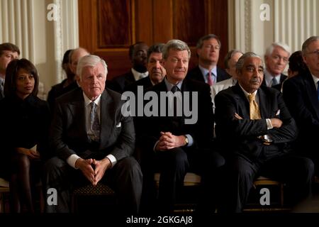 Le sénateur Edward Kennedy, D-Mass., le sénateur Max Baucus, D-Mont., et le représentant Charlie Rangel, D-N.Y., écoutent les remarques du président Obama lors du Sommet sur les soins de santé dans la salle est de la Maison Blanche, le 5 mars 2009. Melody Barnes, directeur du Conseil de politique intérieure, est assis à gauche. (Photo officielle de la Maison Blanche par Pete Souza) cette photo officielle de la Maison Blanche est disponible uniquement pour publication par les organismes de presse et/ou pour impression personnelle par le(s) sujet(s) de la photo. La photographie ne peut être manipulée d'aucune manière et ne peut pas être utilisée en tant que partenaire commercial ou politique Banque D'Images