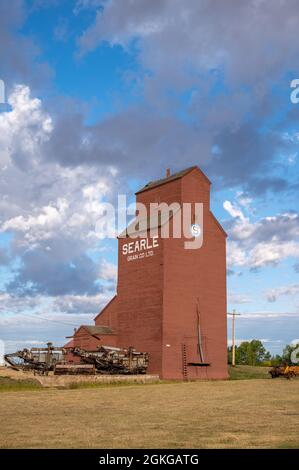 ROWLEY, CANADA - 06 septembre 2021 : un cliché vertical des silos à grains historiques en bois de la ville fantôme de Rowley, en Alberta, avec un ciel bleu Banque D'Images