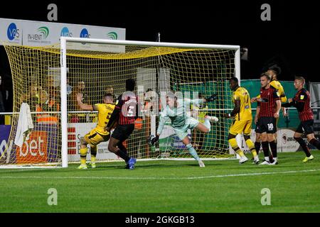 Sutton, Royaume-Uni. 14 septembre 2021. BUT - Ben Goodliffe, de Sutton United, est le buteur lors du match EFL Sky Bet League 2 entre Sutton United et Hartlepool United à Gander Green Lane, Sutton, en Angleterre, le 14 septembre 2021. Photo de Carlton Myrie. Utilisation éditoriale uniquement, licence requise pour une utilisation commerciale. Aucune utilisation dans les Paris, les jeux ou les publications d'un seul club/ligue/joueur. Crédit : UK Sports pics Ltd/Alay Live News Banque D'Images