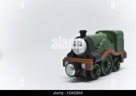 Modèle coulé sous pression d'Emily de Thomas The Tank Engine sur fond blanc. Banque D'Images