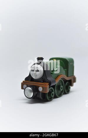 Modèle coulé sous pression d'Emily de Thomas The Tank Engine sur fond blanc. Banque D'Images