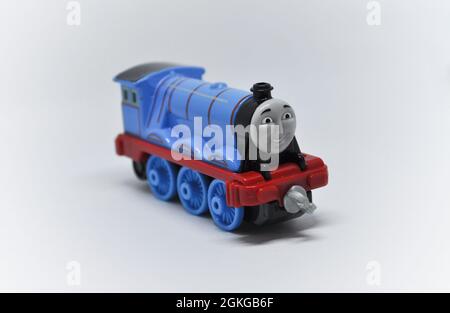 Gordon die modèle coulé de Thomas le Tank Engine sur fond blanc. Banque D'Images