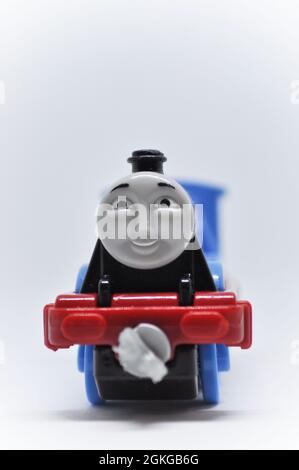 Gordon die modèle coulé de Thomas le Tank Engine sur fond blanc. Banque D'Images