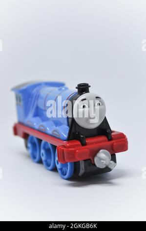 Gordon die modèle coulé de Thomas le Tank Engine sur fond blanc. Banque D'Images