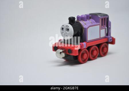 Modèle coulé sous pression de Rosie de Thomas le Tank Engine sur fond blanc.L'espace de copie est disponible Banque D'Images