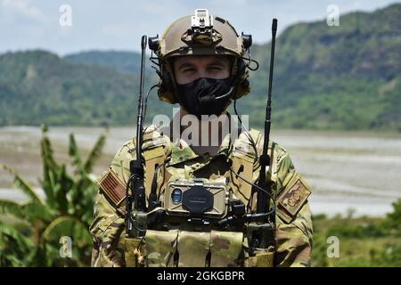 Un contrôleur de combat de la Force aérienne des États-Unis avec le 320e Escadron de tactiques spéciales pose pour une photo lors de la répétition simulée du soutien aérien à la base aérienne du Colonel Ernesto Ravina, Crow Valley Military Reservation, CAPAS, Tarlac, Ph., 16 avril, 2021 pendant l'exercice Balikatan. Banque D'Images