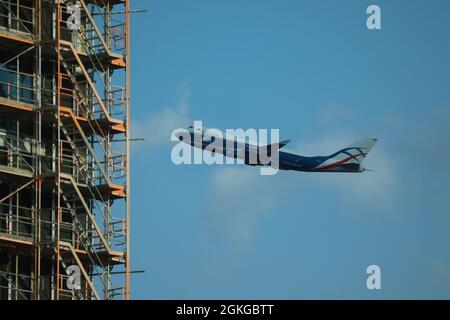 AÉROPORT DE FRANCFORT, ALLEMAGNE - 10 juillet 2021 : le Boeing Cargologicair de l'aéroport de Francfort, Allemagne, survolant le bâtiment en hauteur Banque D'Images