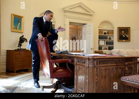 Le président Barack Obama appelle un membre du Congrès à discuter de la réforme des soins de santé dans le Bureau ovale, le 19 mars 2010 (photo officielle de la Maison Blanche par Pete Souza). Cette photo officielle de la Maison Blanche est mise à disposition uniquement pour publication par les organismes de presse et/ou pour impression personnelle par le(s) sujet(s) de la photo. La photographie ne peut être manipulée d'aucune manière et ne peut pas être utilisée dans des documents commerciaux ou politiques, des publicités, des courriels, des produits, des promotions qui, de quelque manière que ce soit, suggèrent l'approbation ou l'approbation du Président, de la première famille ou de la Maison Blanche. Banque D'Images