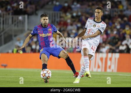 Cornella, Espagne. 14 septembre 2021. Jordi Alba (18 FC Barcelone) et Jamal Musiala (42 Bayern Munchen) pendant, LaLiga Santander match entre Espanyol et at.madrid au stade RCDE à Cornella, Barcelone, Espagne. Crédit: SPP Sport presse photo. /Alamy Live News Banque D'Images