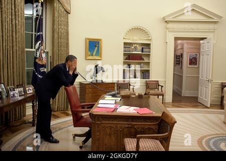 Le président Barack Obama appelle un membre du Congrès à discuter de la réforme des soins de santé dans le Bureau ovale, le 19 mars 2010 (photo officielle de la Maison Blanche par Pete Souza). Cette photo officielle de la Maison Blanche est mise à disposition uniquement pour publication par les organismes de presse et/ou pour impression personnelle par le(s) sujet(s) de la photo. La photographie ne peut être manipulée d'aucune manière et ne peut pas être utilisée dans des documents commerciaux ou politiques, des publicités, des courriels, des produits, des promotions qui, de quelque manière que ce soit, suggèrent l'approbation ou l'approbation du Président, de la première famille ou de la Maison Blanche. Banque D'Images