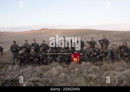 2100415-M-GJ479-179, gamme MERRIVATE, Royaume-Uni, 15 avril 2021- Marines et Sailor américains avec Bataillon Landing Team 1/8, 24e Marine Expeditionary Unit (MEU), posent pour une photo de groupe lors d'un incendie et d'un exercice de manœuvre à Merrivate Range, Royaume-Uni, 15 avril 2021. Le 24e MEU, embarqué avec le Iwo Jima Amphiobie Ready Group, est déployé dans la zone d'opérations de la Sixième flotte des États-Unis pour soutenir les intérêts de sécurité nationale des États-Unis en Europe et en Afrique. Banque D'Images