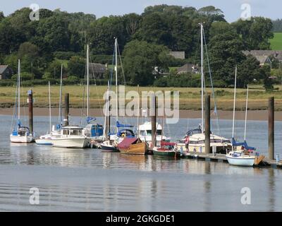 Vue sur la marina de Kirkcudbright avec yachts et bateaux à voile amarrés dans l'estuaire de la rivière Dee ; un jour d'été, le 2021 août. Banque D'Images